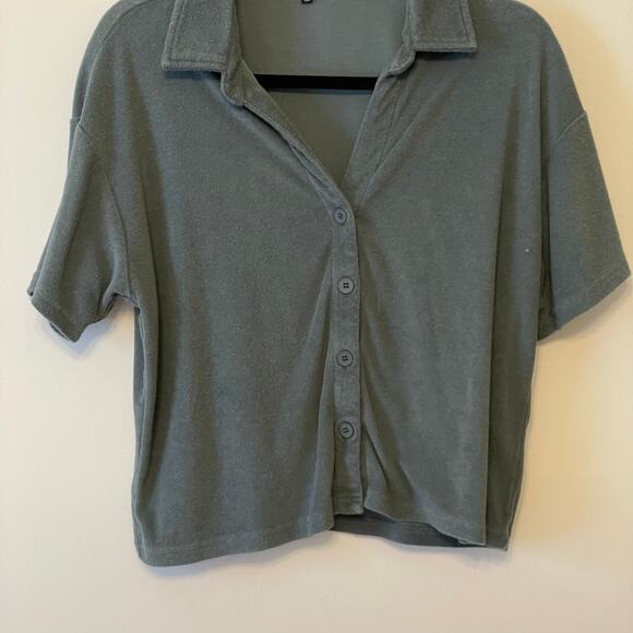Kittenish M green cropped button down polo St. Patrick’s Day minimalist trendy - Picture 3 of 7